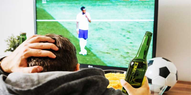Звезды смотрят футбол. Телевизор футбол. Футбол по телеку. Мужик с пивом перед телевизором.