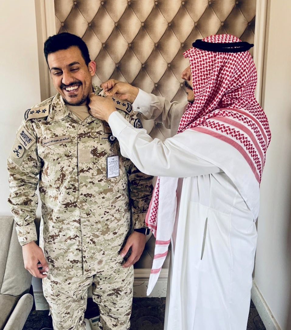 twaim_sudayr's tweet photo. صدور الأمر الملكي الكريم بترقية ابن الوطن من #سدير / خالد بن عبدالله المفيز  إلى رتبة “نقيب” بوزارة الحرس الوطني .
الف مبروك وتمنياتنا له بالتوفيق لخدمة دينه ووطنه ومليكه https://t.co/lPlrLr8YHb