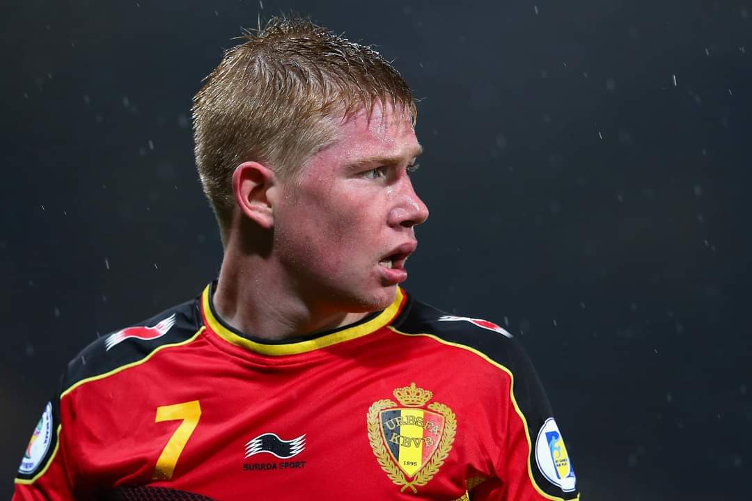 Harikaymmlsf's tweet photo. Bazı futbolcuların en tehlikeli modları;
1.Sakalsız Messi
2.Yanakları kızarmış De Bruyne
3.Uzun Saçlı Bandanalı Fernando Torres
4.Kışkırtılmış Volkan Demirel
5.Kafası sargılı Emre Aşık
6.Parası yeni ödenmiş Babel https://t.co/aKaKBn9vz5