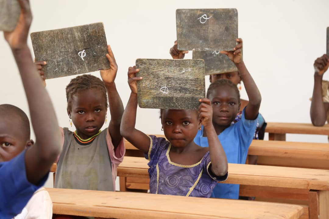 FEICOM1's tweet photo. #JournéeduRefugié ce 20 juin. « Ensemble on se soigne, on apprend et on rayonne >>.
Parce qu'ils ont des droits, des besoins et des rêves , 
le FEICOM permet le renforcement des capacités des Communes frontalières pour l'accueil des réfugiés   à travers le #PRODESV https://t.co/KnslJlSZzs