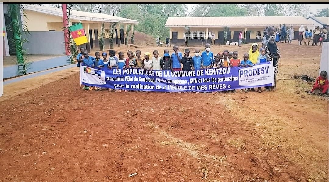 FEICOM1's tweet photo. #JournéeduRefugié ce 20 juin. « Ensemble on se soigne, on apprend et on rayonne >>.
Parce qu'ils ont des droits, des besoins et des rêves , 
le FEICOM permet le renforcement des capacités des Communes frontalières pour l'accueil des réfugiés   à travers le #PRODESV https://t.co/KnslJlSZzs