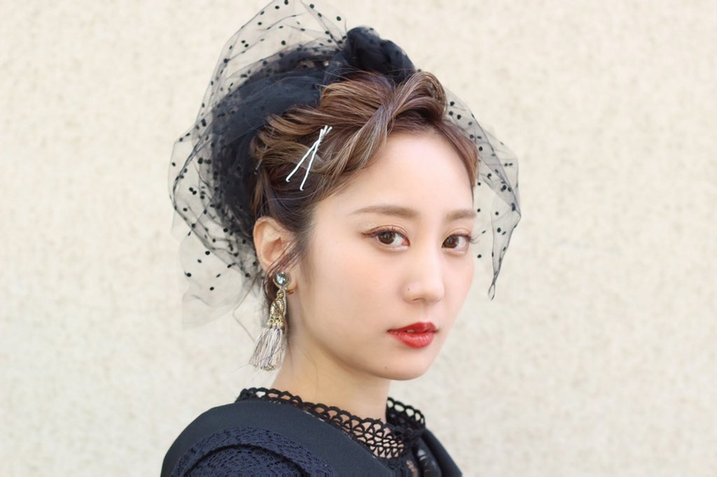 to26to_gachacco's tweet photo. ブラックワントーン

続いてはヘアメイク
kimono × eyelash × hairmake

ヘアメイクに加え
撮影＆ロケハンまでこなしてくれました🎶
ありがたき♡

ヘアメイク… https://t.co/Esulaf1zUp 

#blackstyles 
#hairmake 
#onetone 
#黒コーデ 
#ワントーンコーデ 
#喪服 
#着物撮影 https://t.co/ZeQPOuqIpU