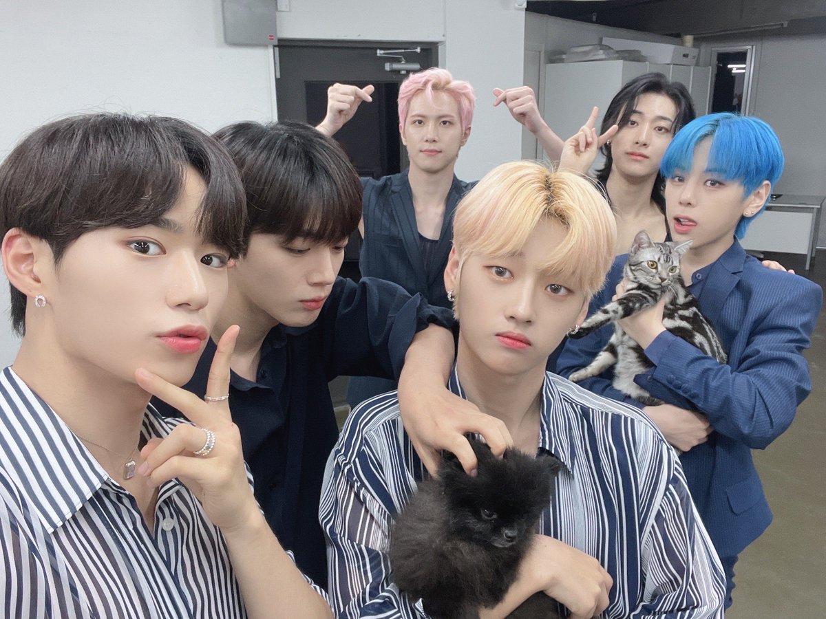 WEi__Official's tweet photo. 애교쟁이 위아이와 만나는 영상통화😊
늦은 시간에 만난 짱아이가 루아이에게 힘이 되었기를 바라며, 월요일도 위아이랑 같이 힘차게 시작해요💪

#위아이 #WEi #IDENTITY #Action https://t.co/dkXEJ7vmSd