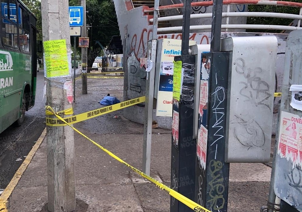 TVAztecaJalisco's tweet photo. 🔴#URGENTE Fue encontrado en cuerpo de una persona sin vida a un costado del puente peatonal, ubicado en el cruce de González Gallo y Niños Héroes. Se menciona que aparentemente es una persona en situación de calle que murió por  hipotermia. https://t.co/EJKNMRfsUb