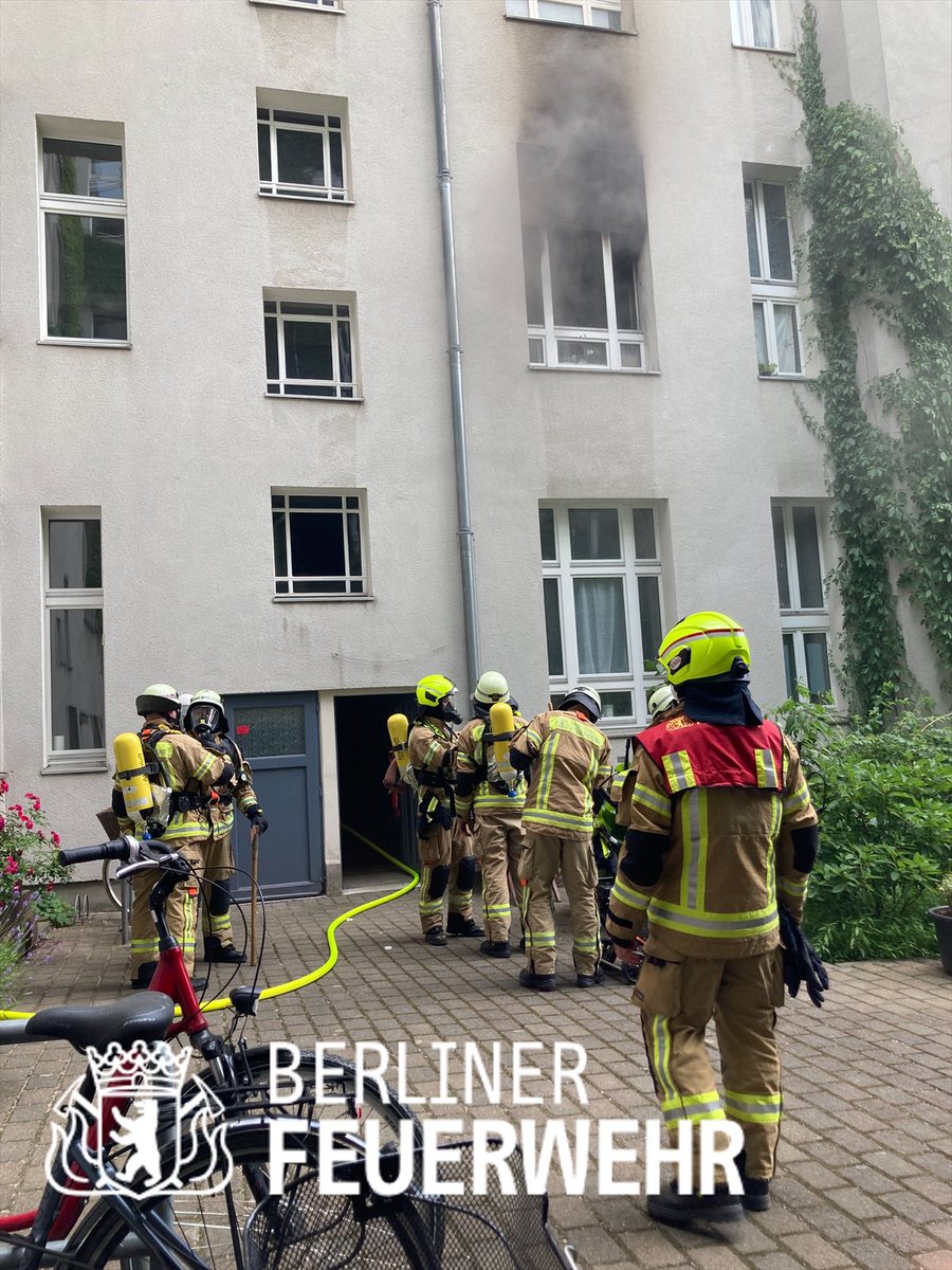 Berliner_Fw's tweet photo. Wohnungsbrand in der #Mommsenstraße in #Charlottenburg. Wir waren schnell vor Ort und konnten den #Brand zügig löschen. Durch eine kontrollierte #Belüftung wurde eine Rauchausbreitung verhindert. Niemand verletzt. Im Einsatz war auch das #eLHF und die #LFW. #EstuK https://t.co/qkdKRair7O