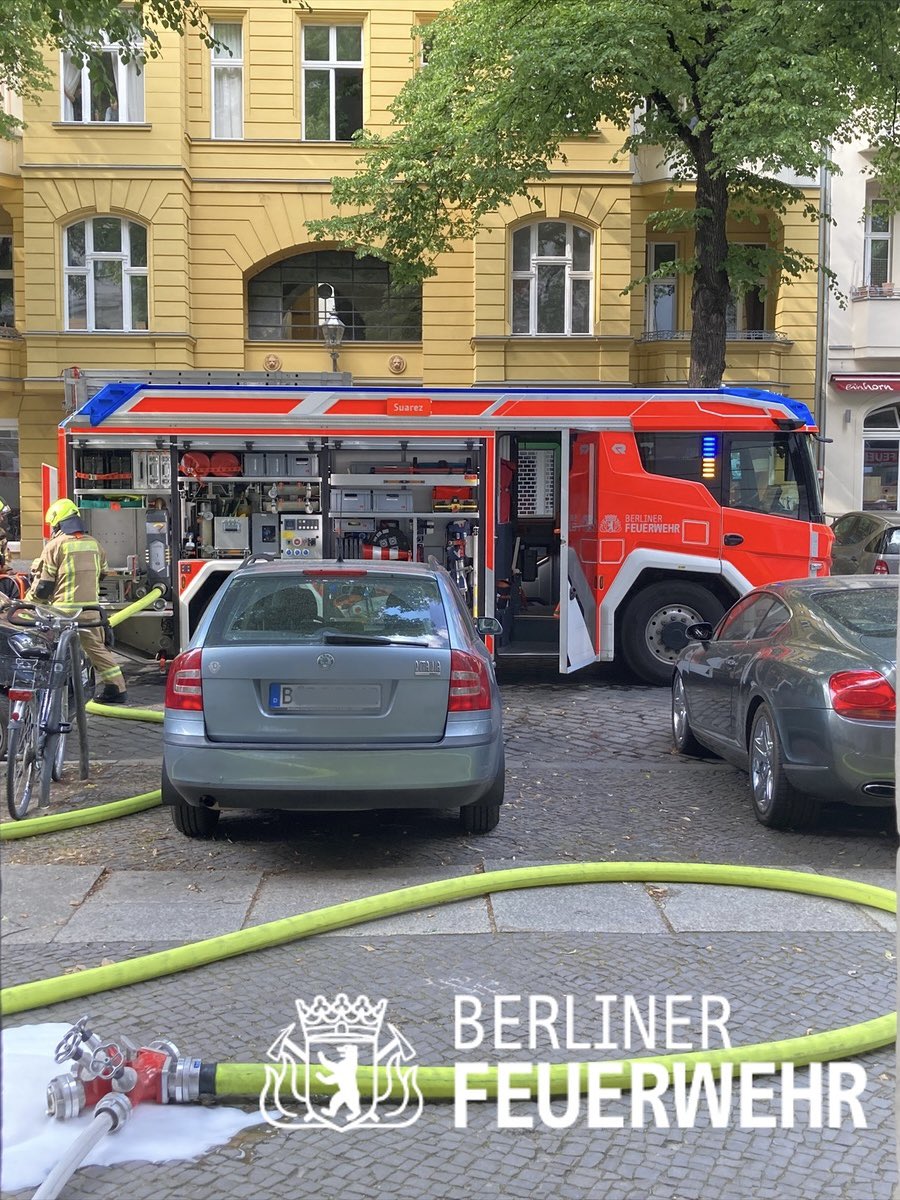 Berliner_Fw's tweet photo. Wohnungsbrand in der #Mommsenstraße in #Charlottenburg. Wir waren schnell vor Ort und konnten den #Brand zügig löschen. Durch eine kontrollierte #Belüftung wurde eine Rauchausbreitung verhindert. Niemand verletzt. Im Einsatz war auch das #eLHF und die #LFW. #EstuK https://t.co/qkdKRair7O