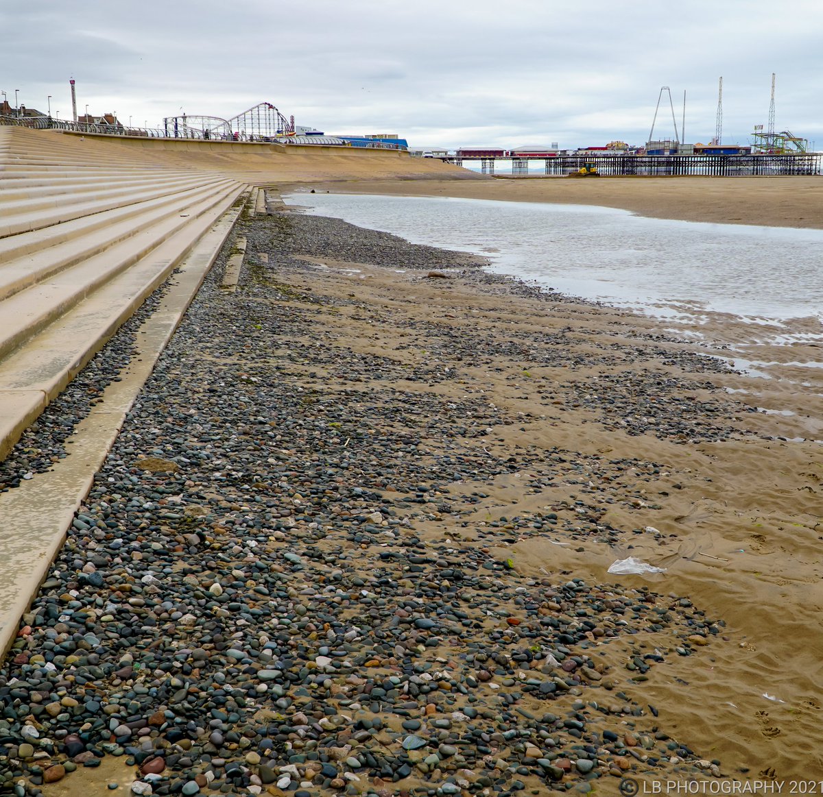 PositiveLee7's tweet photo. A great effort from everyone involved to move the sand back to where it had washed away. #blackpool #blackpoolcouncil #blackpoolbeach #lovemybeach #teamwork #hardworkpaysoff https://t.co/65upZpuQCy