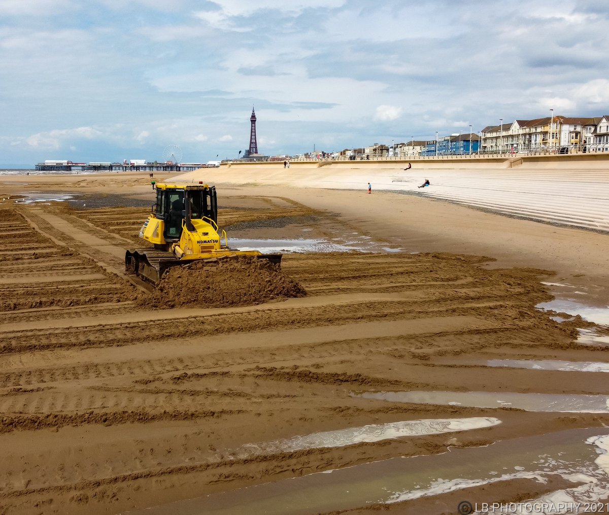 PositiveLee7's tweet photo. A great effort from everyone involved to move the sand back to where it had washed away. #blackpool #blackpoolcouncil #blackpoolbeach #lovemybeach #teamwork #hardworkpaysoff https://t.co/65upZpuQCy