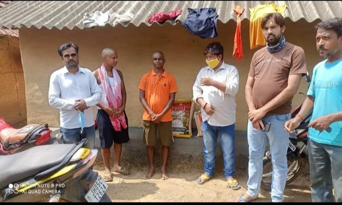 जादूगोड़ा के निवासी स्वर्गीय रविंद्र भगत के श्राद्धकर्म के जमशेदपुर के सांसद#विद्युत_वरण_महतो सूखा राशन दिया गया 10 दिनों पर रविंद्रर जी का कोविड19  इनके कारण जमशेदपुर के टाटा मेन हॉस्पिटल मृत्यु हो गई इसकी सूचना सांसद को दी गई माननीय सांसद जी ने ₹70,000 रुपया माफ करवाया <a href="/BJYM/">BJYM</a>