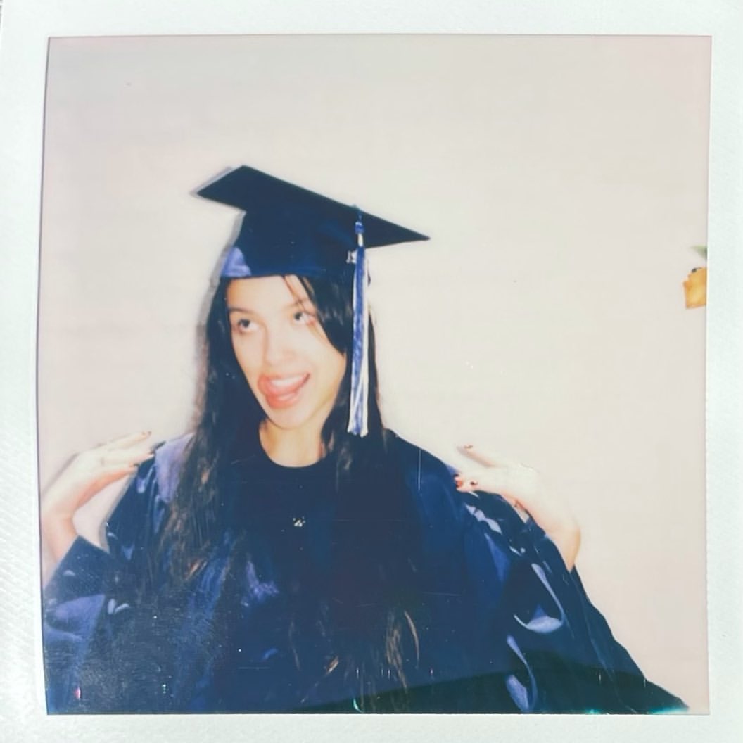 it’s brutal out there, so drop a 🎉 for   the grads of 2021 👩🏻‍🎓🎓