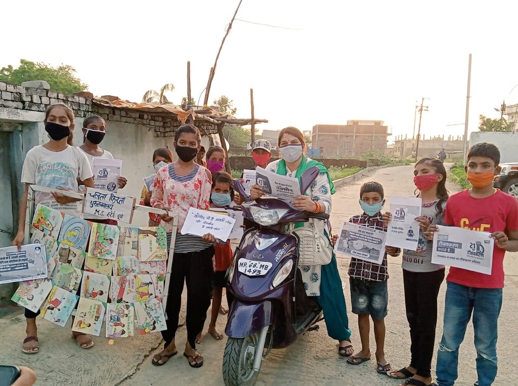 UshaDubey05's tweet image. #MPVaccinationMahaAbhiyan 
#mobile_Library
21जून टीकाकरण महाअभियान को सफल बनाने हेतु आज चलता फिरता पुस्तकालय द्वारा अभिभावकों को टीकाकरण हेतु प्रेरित करने का कार्यक्रम आयोजित किया गया।हमारे छात्रों ने इस  जागरूकता कार्यक्रम में उत्साह पूर्वक सहभागिता की।