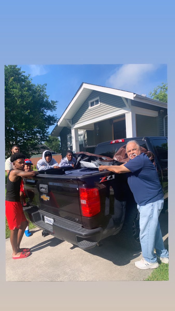 givingsomemo's tweet image. Please meet my Daddy, Big Moe! God showed me so much favor by making this man my Dad. He has shown up and protected me…my whole life (&amp;amp; my son!)
It’ll be my honor to take care of him when it’s time! #ImHisBaby #HisBean #RoundFace #AndAll