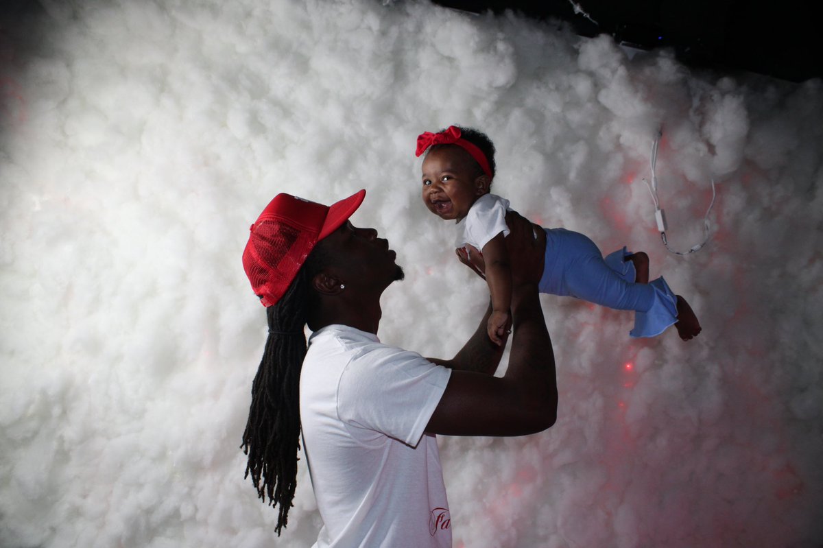 _marleyso's tweet photo. Ain't nothing cooler than being your dad
I could be mad at the world, soon as I see you, I'm glad. Happy Father’s Day to me🤍❤️🤍 https://t.co/b5OSH3h2Pa