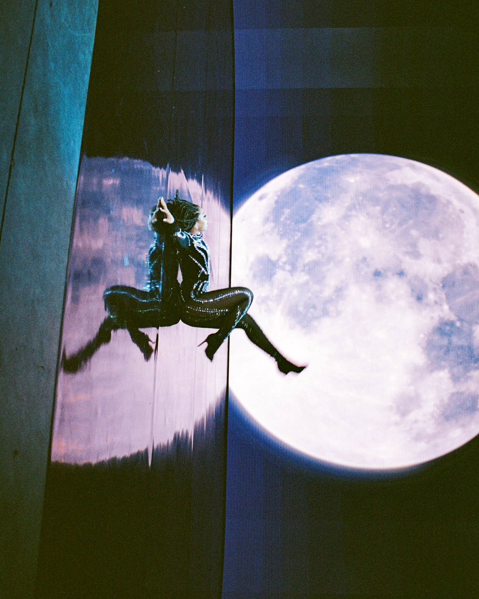 ChloeBailey's tweet photo. moon child 🌙 https://t.co/Ks7pmRa6kx