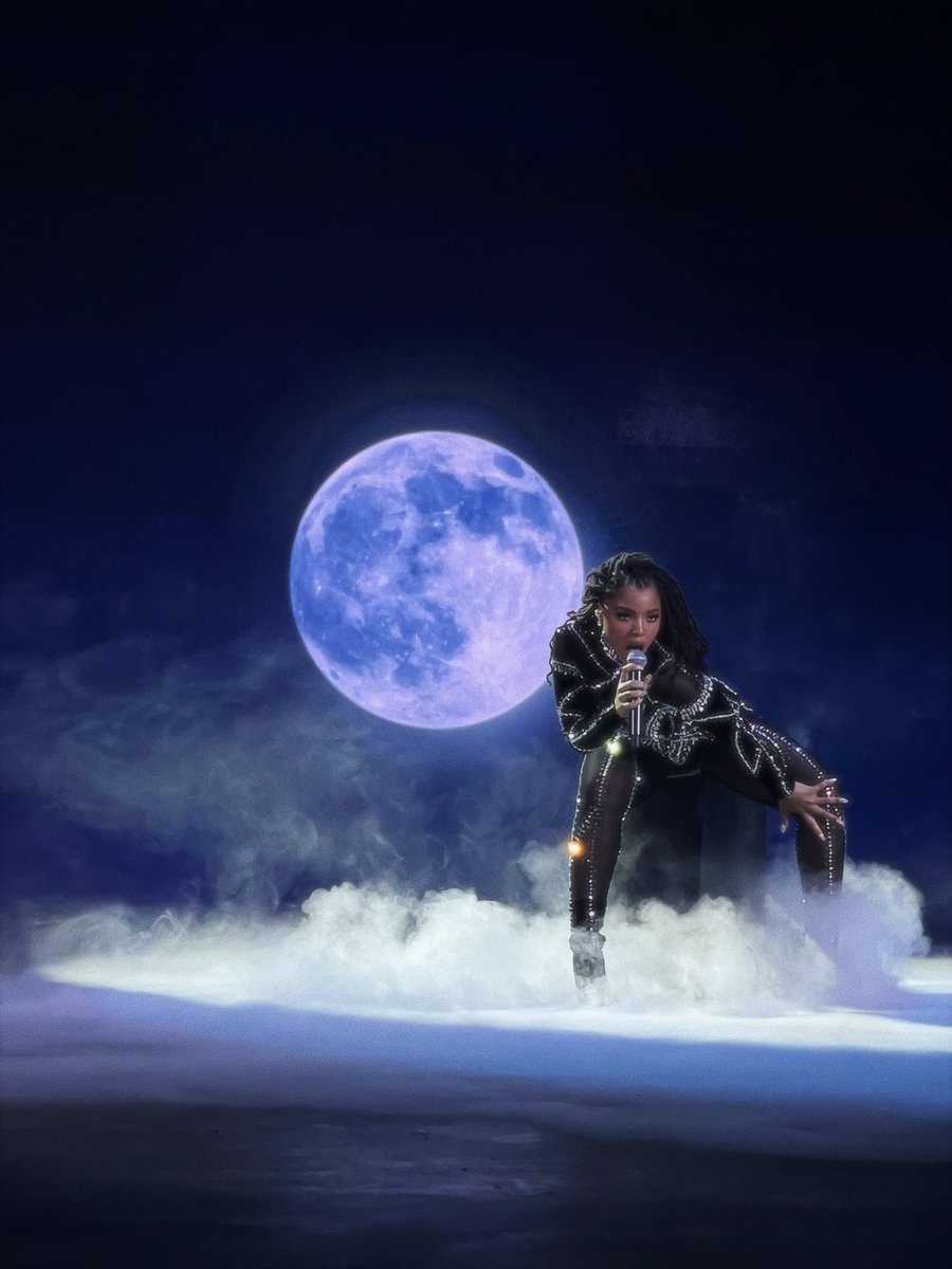 ChloeBailey's tweet photo. moon child 🌙 https://t.co/Ks7pmRa6kx