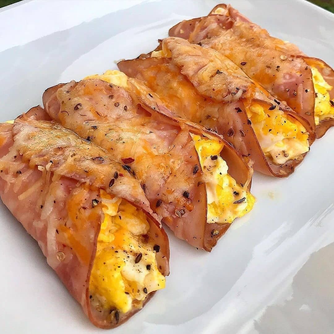 igketorecipes's tweet photo. 🧀 Breakfast: Cheesy ham and egg rollups 🤩
.
.
1. Preheat oven to 350F.
.
2. Make some soft scrambled eggs and add eggs to each piece of deli meat. Secure with toothpick
.
3. Add shredded cheese on top
.
4. Bake for 5-8 min until cheese melts. I put mine in for 5 min. #ketodiet https://t.co/Sbd9UiATCz