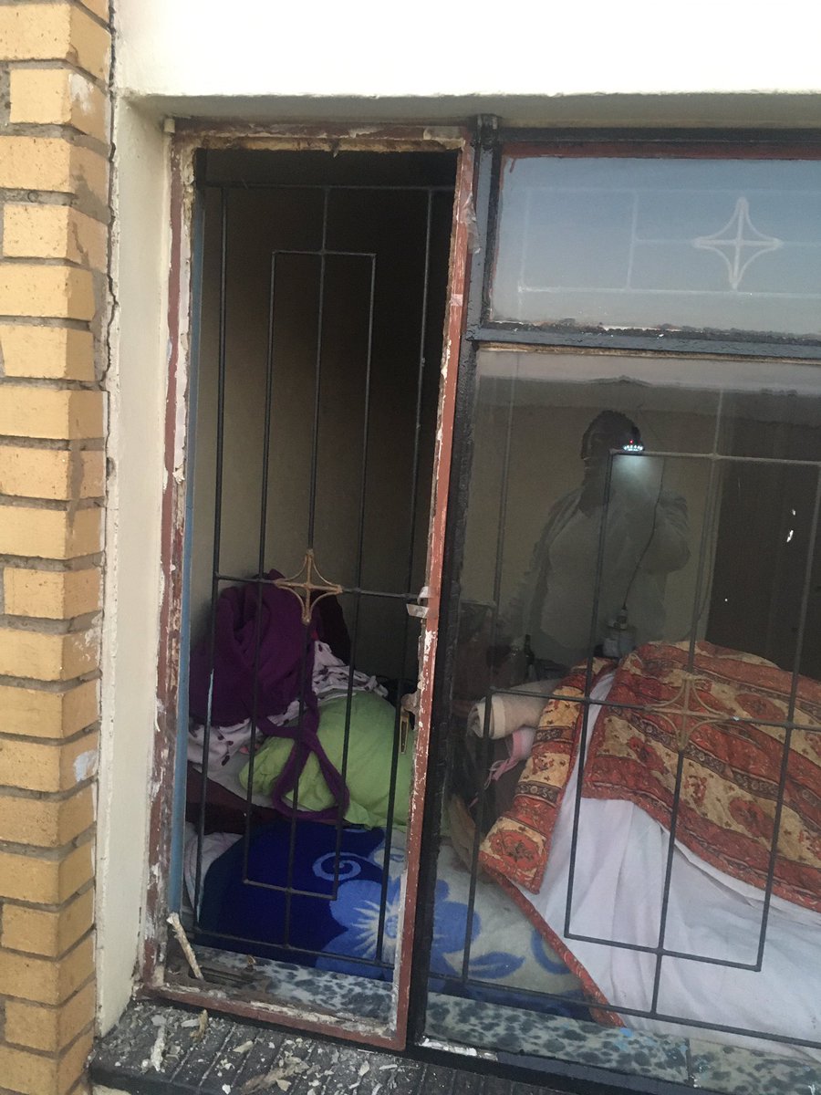 RitaNono's tweet photo. Hi guys , kubuhlungu ukungabi nekhaya, moving from pillar to post with a child and her never knowing a stable home . It pains me , it breaks me …but now I’m asking for help humbly 🙏🏾 We need a place to call a home @tumisole @mlota_azola @ntsikimazwai https://t.co/2xD8tyocLL