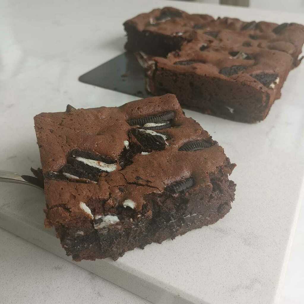 Harjg1's tweet photo. Just cut a small slice for myself 🤭 #OreoBrownies #FudgyBrownies #CakesByHarjit https://t.co/CuN6hKWHNa https://t.co/A0KFQZupkz