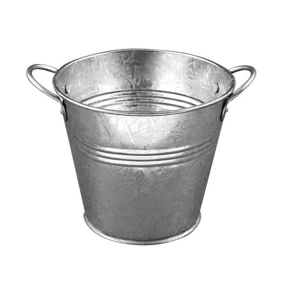 кованый подсвечник. предметы из разных материалов. интересные изделия из металла. лестница винтовая металлическая. изображения предметов из металла для детей.