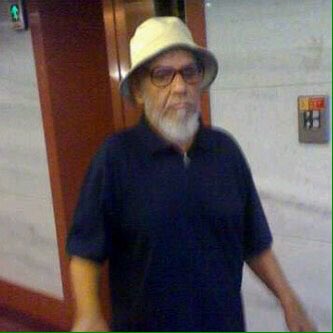 ودي أعوّد طفل وألبس ثيابه
وألمس  مسابيح  الثريّا بمخباه
اشتقت له يضحك و تنضح سحابة 
ويفرّع الصبح  الرهيف بمحيّاه
واشتقت له يزعل ويخفي عتابه
وأخاف من صمته وألوذ بحناياه!
واليوم كل الصمت نوّخ ركابه
ويدلّني  قلبي  مكانه ولا القاه

(الشاعر جمال الشمري)
#يوم_الاب_العالمي 
<a href="/aljamal__/">جمال الشمري</a>