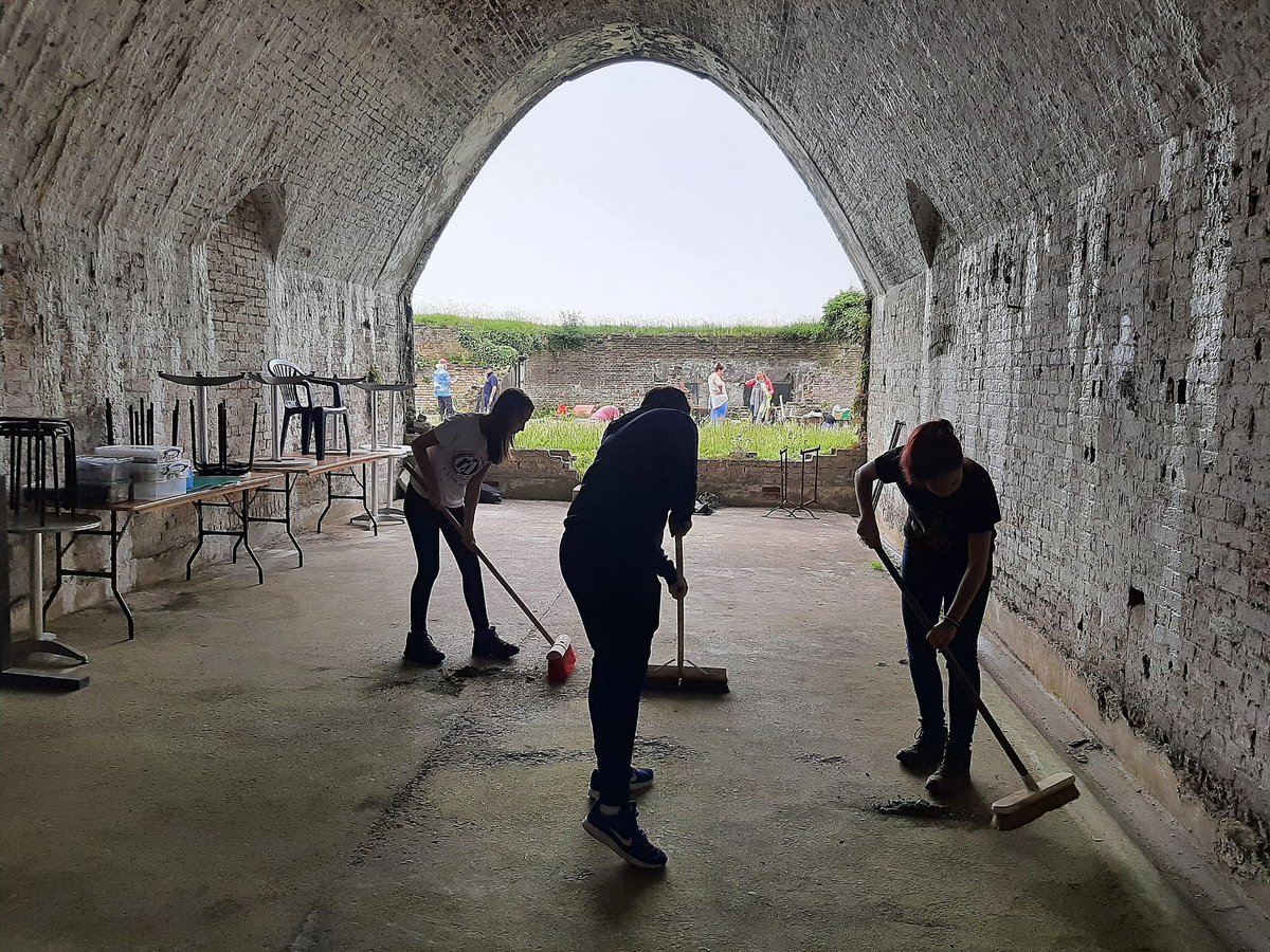 KentPoliceDover's tweet photo. #DoverVPC #Heritageteam volunteering today at the #DropRedoubt #Dover Working alongside #volunteers from the #Westernheightspreservationsociety 
#lovebeingavolunteer #nationalVPC https://t.co/tCcnTR9WEz