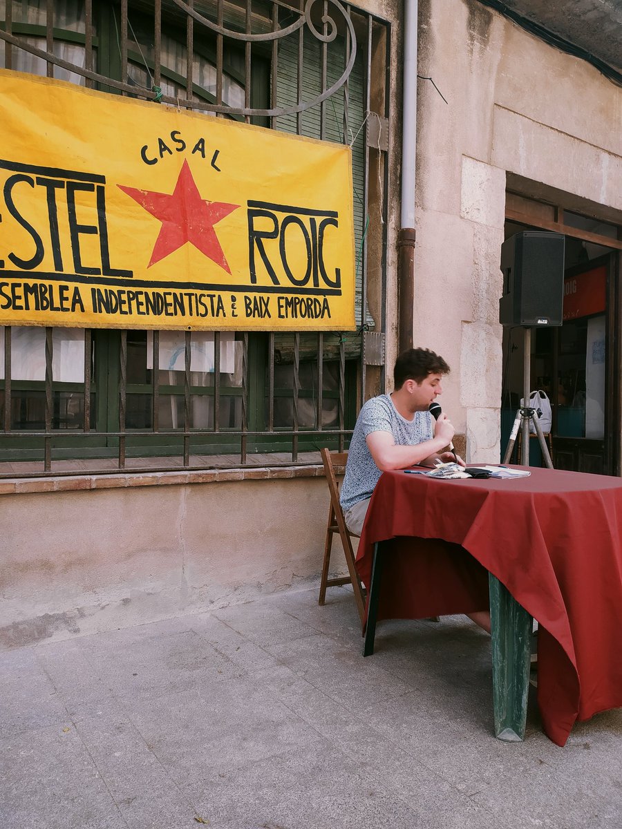 Casal_EstelRoig's tweet photo. XERRADA JOVES I PRECARIETAT LABORAL 

📢Ahir va venir en @pauturro a explicar-nos la precarietat laboral que ens trobem els joves a la feina, sobretot en feines de temporada. 

✊🏽Gràcies per aportar-nos més coneixement i donar-nos més peu per defensar els nostres drets laborals❕ https://t.co/vMe4a1WIE1