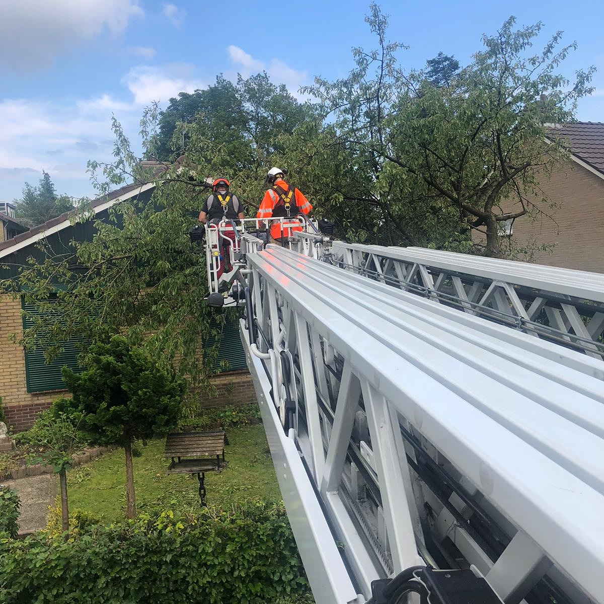 📆 20-06-2021
🚨 Uitruk 72 P2 Stormschade
🚒 RV5252 
📍 Vogelkerslaan, Leersum
#vrijwilligers #brandweer #uitruk #doorn #samensterk