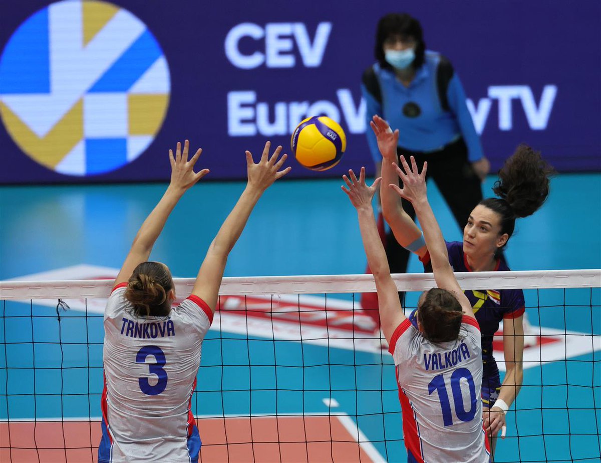 RFEVB's tweet photo. LAS LEONAS DEL VÓLEY SON DE BRONCE. 

@VoleyFemAbs VENCE UN DURÍSIMO CHOQUE EN EL TIEBREAK PARA CONQUISTAR LA TERCERA PLAZA DE #EUROLEAGUEW 

Estadísticas del encuentro en https://t.co/18eetpg3h2 https://t.co/gxo8Hh2Xip