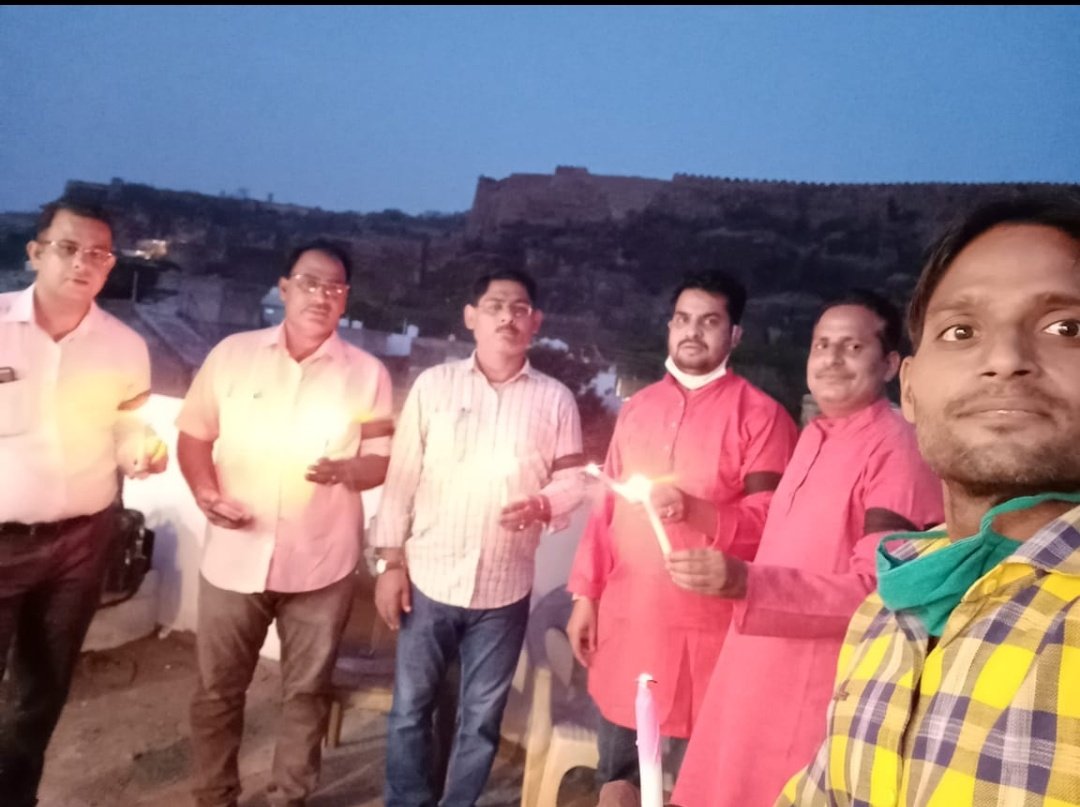 दिवंगत साथियों की शांति के लिए प्रदेश भर में शिक्षकों ने कैंडल और दीपक जलाकर श्रृद्धाजलि अर्पित की💐।

हाथ में काली पट्टी बांध कर काल्पनिक वेतन वृद्धि और डीए को बहाल करने की  मांगे रखी ।
कब तक सहेंगे मंहगाई की मार | 
डीए, इंक्रीमेट बहाल करो सरकार 🙏
#डीए_इन्क्रीमेंट_बहाल_करो