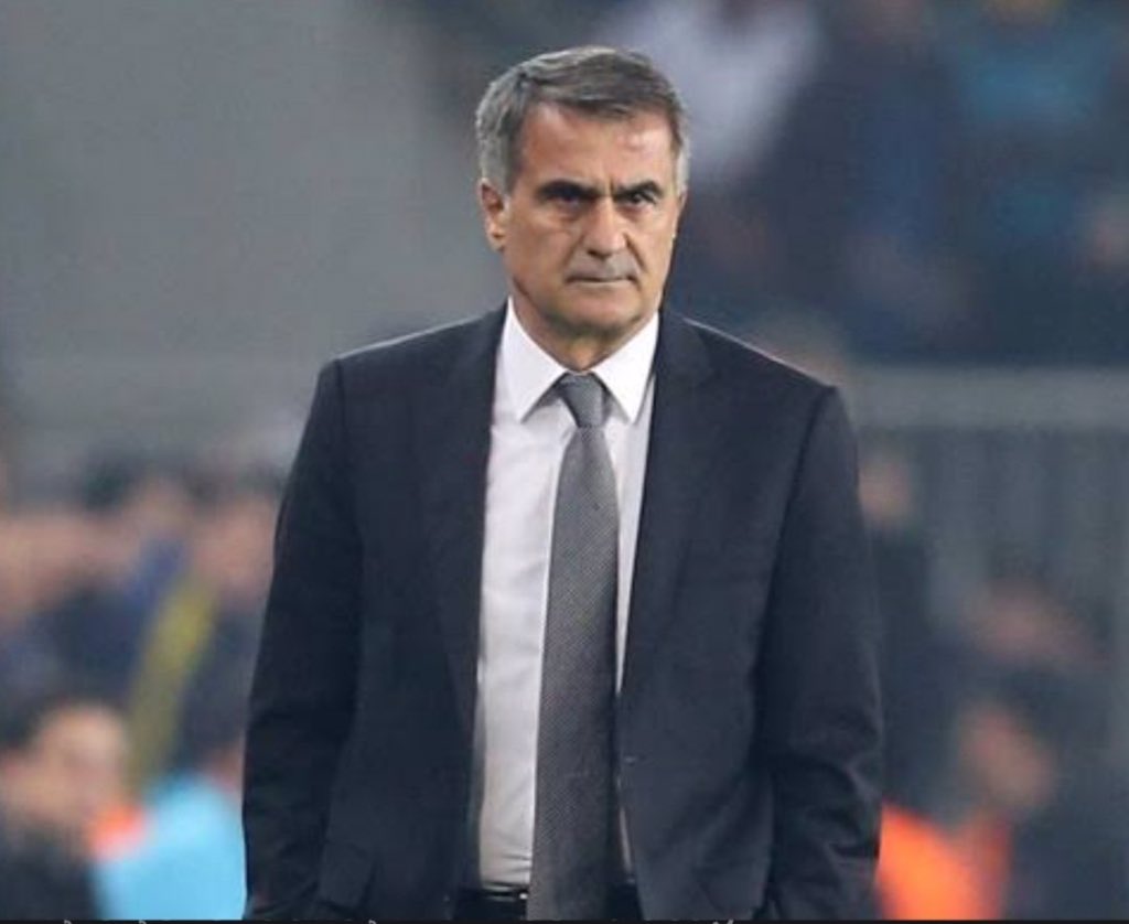 Götüyle inatlaşan donuna sçar.

#BizimRuhsuzlar
#EURO2020 
Şenol Güneş