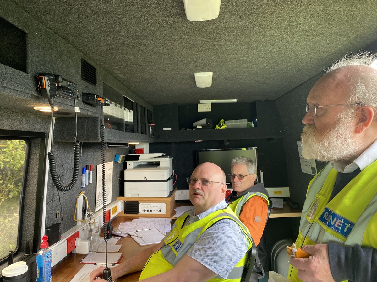 NWHRaynet's tweet image. Great day helping with the communications today at @Hantshoppit. Very well organised event by The Race Director @timothyfowler. Thank you to neighbouring @RAYNET_UK groups for giving us a hand.  #hampshirehoppit #trailrunning #marathon #HalfMarathon