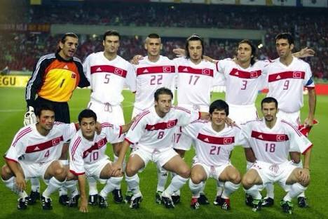 SabriReyiziniz's tweet image. Sene 2002. O zamanlar ne prim, ne para, ne kavga, ne şöhret, ne reklam konuşulurdu. O zamanlar canla, başla Ay Yıldızlı forma için ter döken bir takım vardı. İnsan özlüyor be.