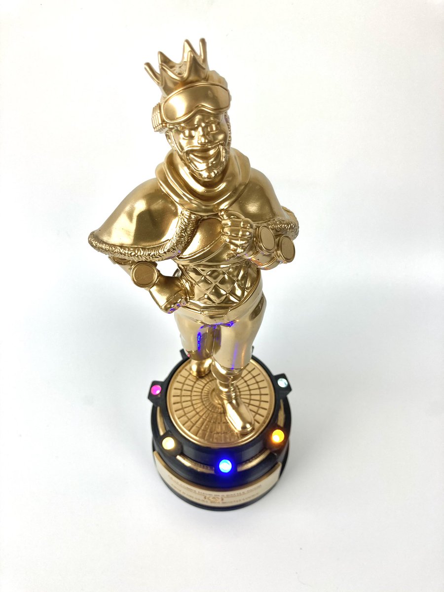 Printex3D's tweet photo. Bon après 35h d’impression, du ponçage, peinture, des soudures.. 

Équipé de LEDs et d’une boîte vocale, il est identique à l’original. 
Et p***** qu’il est beau ☺️

Qu’est ce que vous en pensez ? 

Quelqu’un peut demander à @PlayApexFRA de partager mon travail ? 🥺 https://t.co/ARtcHoHbUK