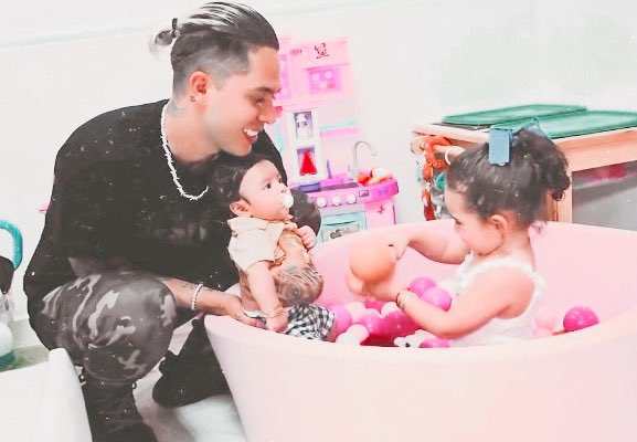 JukiCharts's tweet photo. Feliz dia del Padre a Juanito que siempre ha sido un buen padre para estos dos pequeños y siempre los cuida y protege.❤ @Juandedios_P https://t.co/bt8s6YaPLA