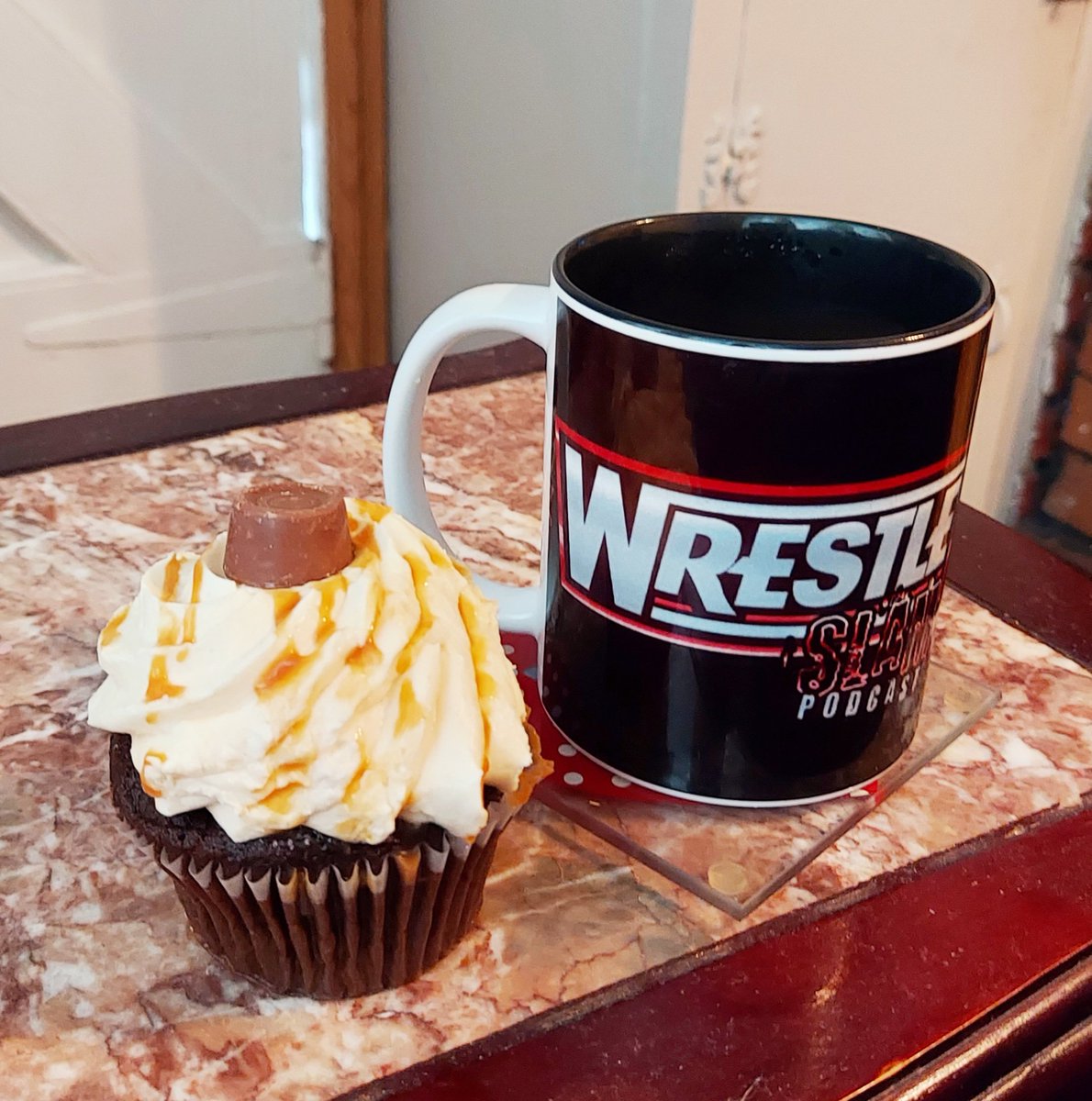 ElizabethRushe's tweet photo. 🍥Weekly check in🍥
🥰@wrestleslamshow podcast and @messybunsireland cupcake 🥰
#tagteamaction #rolo #CupCakes https://t.co/SWxzo36CPP
