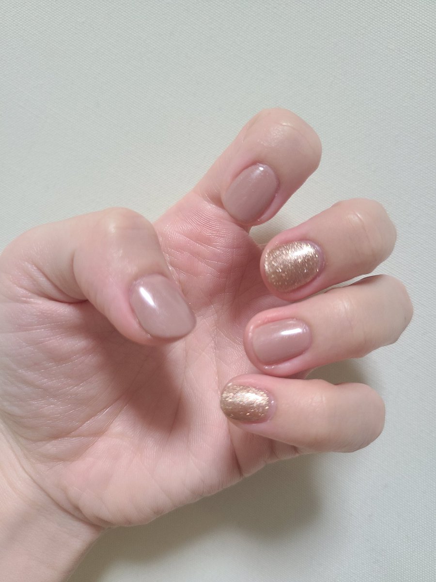 錫 とれちゃったやつ塗り直して とれてないやつは長さ削った セリアのココアベージュかわいい ジーニッシュのカメオににてるとおもう きらきらはセリア のジェルネイルシールのゴールゴラメのうえにシャイニングベージュ まだまだもちそう セルフ