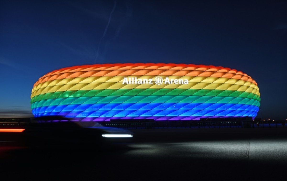 ActuFoot_'s tweet photo. La ville de Munich va demander à l'UEFA l'autorisation d'éclairer l'Allianz Arena aux couleurs arc-en-ciel mercredi, afin de protester contre une loi anti-LGBT votée la semaine dernière en Hongrie. 🏳️‍🌈

(HuffPost)
📎 https://t.co/E6ZRAURqkj https://t.co/OrIF2JBrep