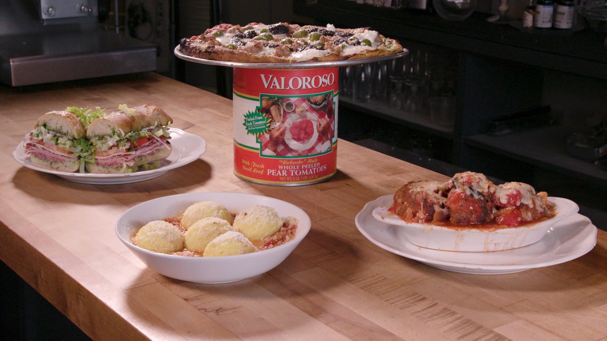 Happy Sunday! #ChicagosBest Italian will be on tonight at 10:30pm on WGN.🍴🍝