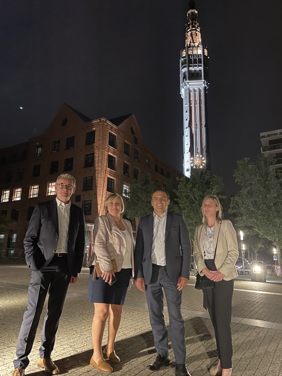 Merci aux électrices et aux électeurs du #CantonDeLille1 qui nous ont placés en tête du 1er tour des élections départementales, avec 46% des voix.  
Dès demain, nous serons sur le terrain pour conforter la dynamique qui s est créée autour des ⁦<a href="/MairesPourFaire/">Des Maires pour Faire</a>⁩