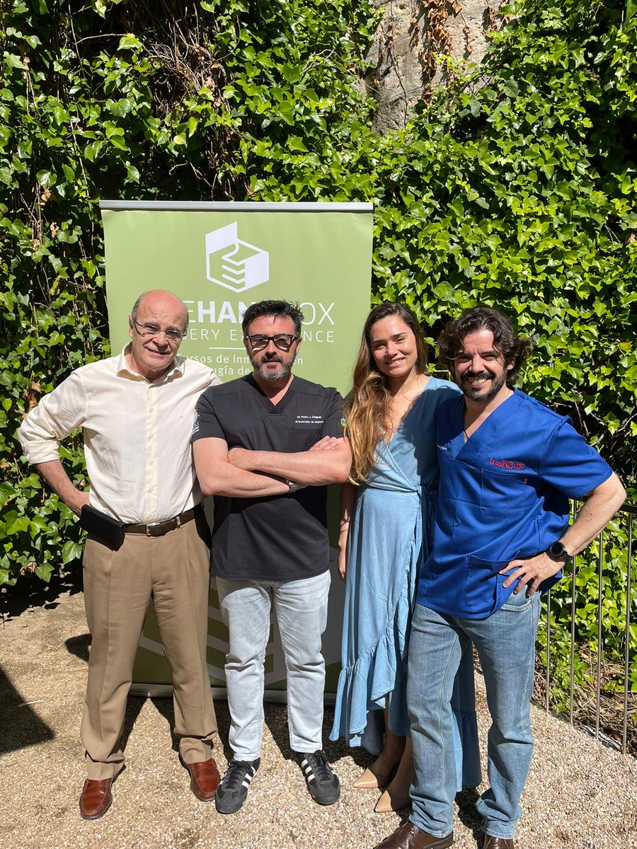 drdelcerro's tweet photo. Espectacular curso teórico práctico de mano. "Encerrados" en un hotel durante 3 días: Temario elegido por los cursillistas. Desayuno, comida y cena profesores con cursillistas hablando del curso y de casos. Practicas en piezas anatómicas. Disección¿Puede pedirse más? https://t.co/dsQQBe9XEe