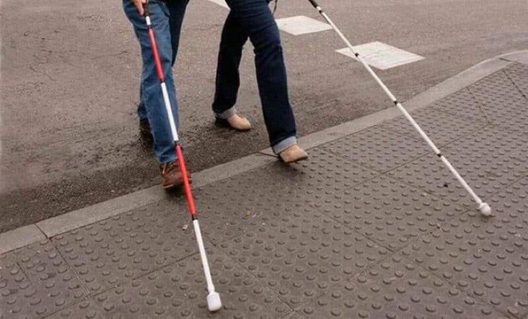 Görme engelli bir kişi kırmızı-beyaz renkli baston taşıyorsa bunun, ayrıca işitme sorunu da olduğu anlamına gelir.