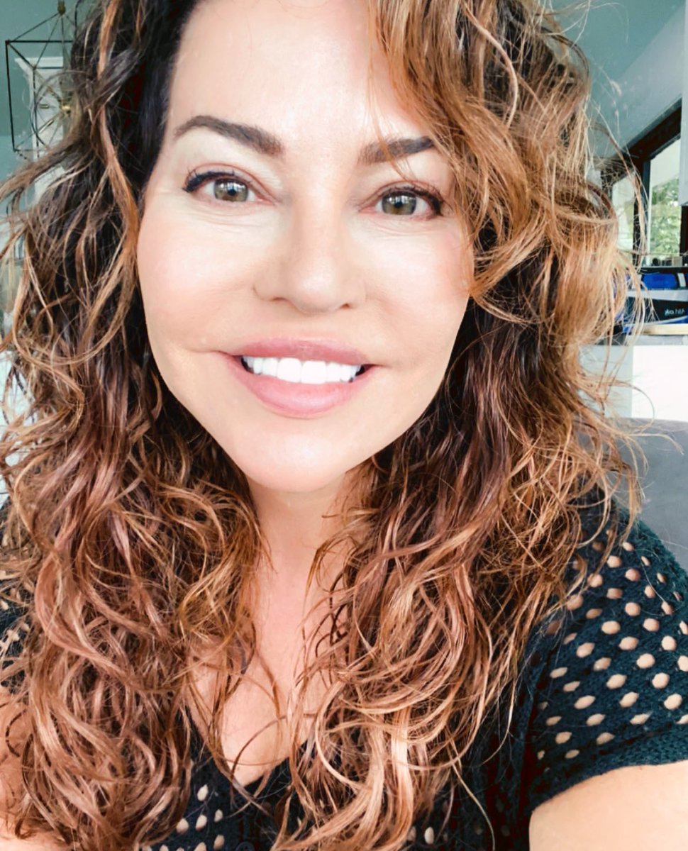 RobinMeade's tweet image. One more day of weekend hair. I’m back with ya on Tuesday… #HappyFathersDay2021 to all the dads , including my own ! See you Tuesday! @MorningExp