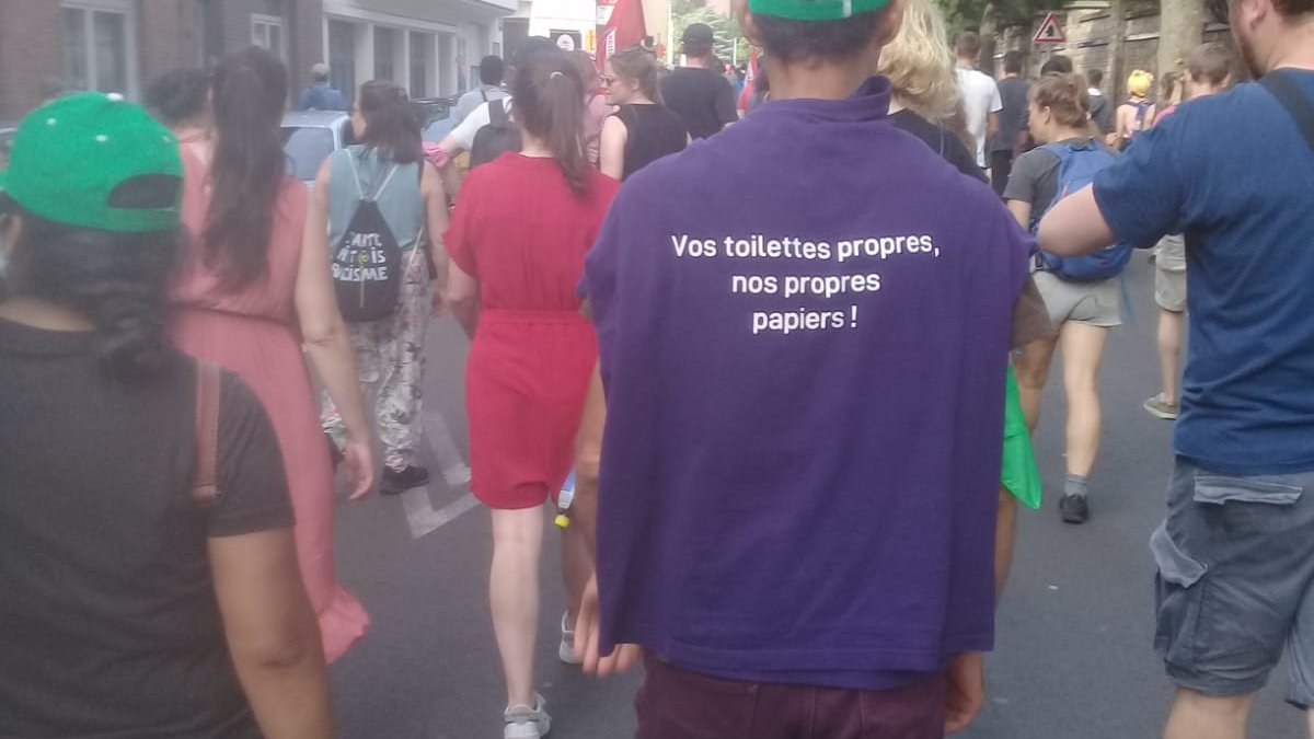 MigControl's tweet photo. On #WorldRefugeeDay 500 Sans-Papiers organized w/ @USPR2021 are on hunger strike in EU-rope's capital for 4 wks.
Today& #everyday we stand in solidarity w/ all those who face violence by a system dividing ppl into un/deserving of a future, safety & dignity.
#RegularisationNow https://t.co/qWRl66CBCe