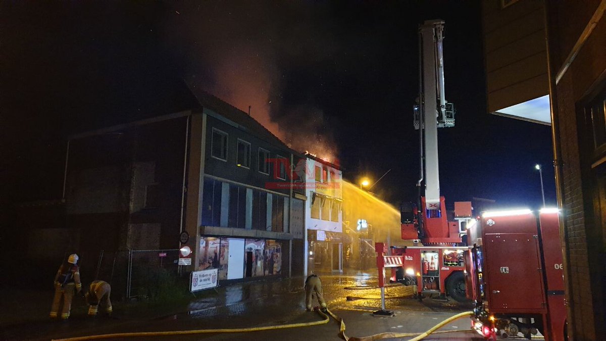 BreakingTwente's tweet photo. Update: ( Foto ) Grote brand Molenstraat Haaksbergen https://t.co/FFZeQArIG5 https://t.co/MTNuTlrv13