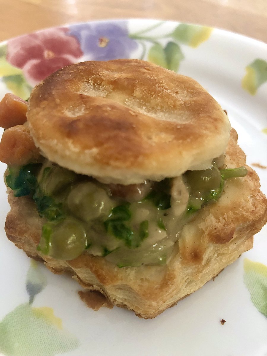 Fahmikhan's tweet photo. Kitchen fun again~ #weekendcook #puffpastry #chickenpotpie ~ish! #foodiewannabe https://t.co/VE7rX5bBkJ