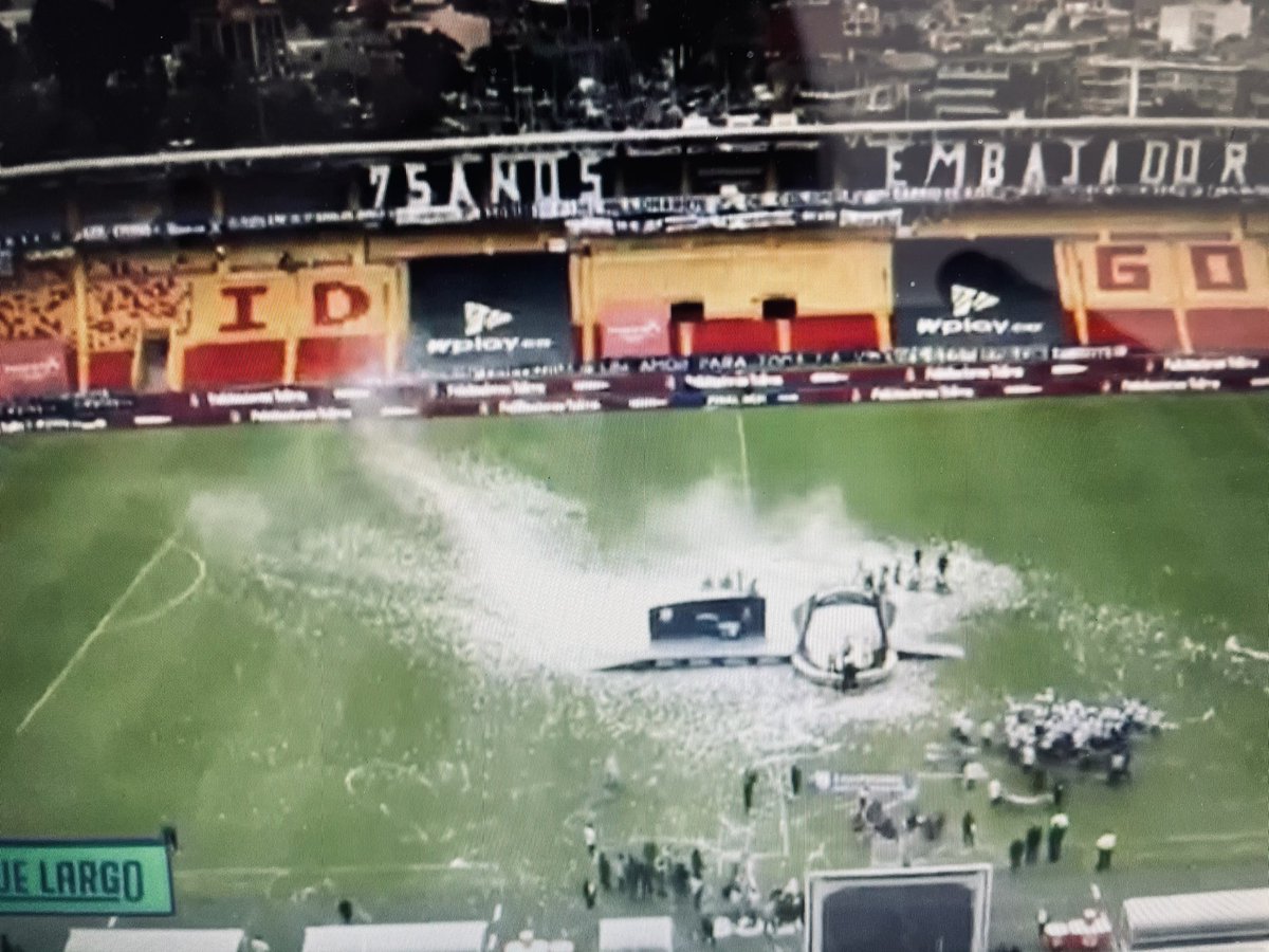 chuckygarcia's tweet photo. Y como si fuera poco, la avioneta de la Azcárate se acaba de estrellar mientras el Tolima levantaba la copa. https://t.co/0kenNxY9JZ