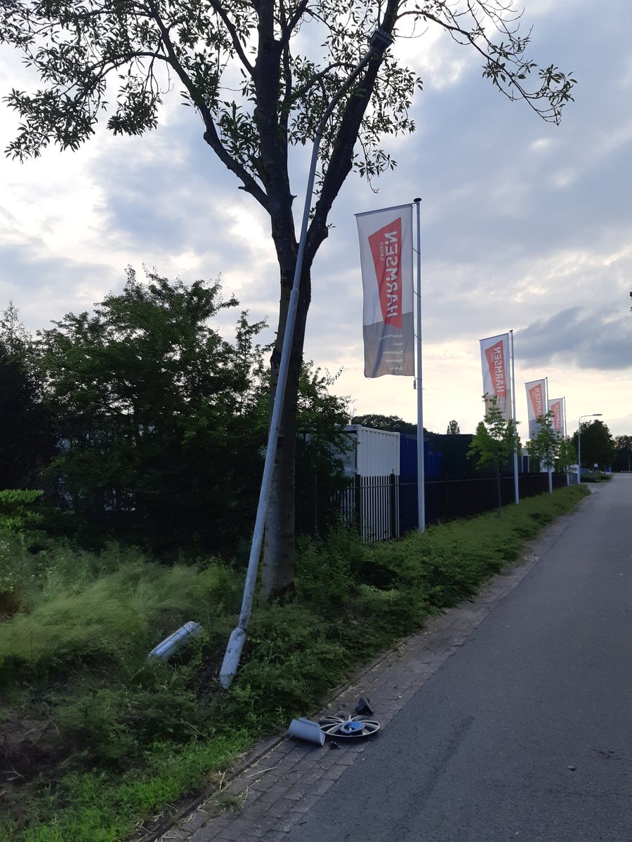 Wil de eigenaar, of bestuurder van de Ford Mondeo MK3, welke afgelopen nacht omstreeks 03.30 uur een lantaarnpaal uit de grond heeft gereden zich bij ons melden?
Locatie,  Ambachtsweg Lemelerveld.