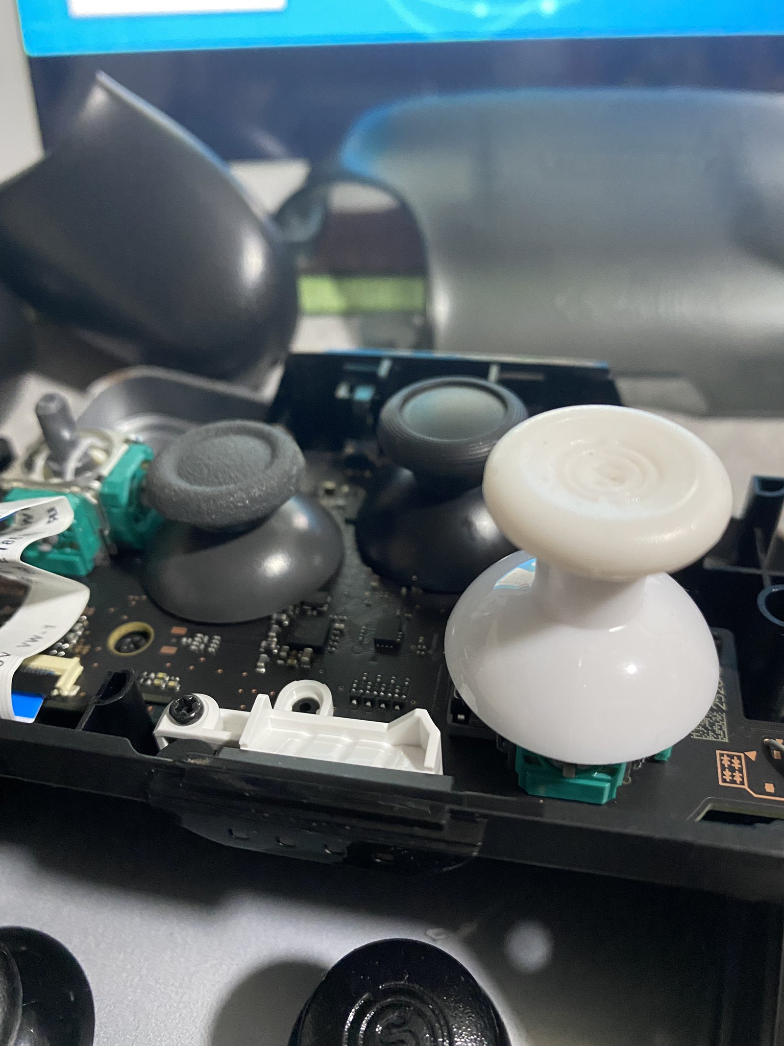 ぴーす 深夜のプロコン分解 プロコンのスティックはds4と同じなので Scufのスティックも使えるのが良いところ 分解難易度も低いのでシューティングする人には良いコントローラーだと思います プロコン Switch コントローラー 改造 相談