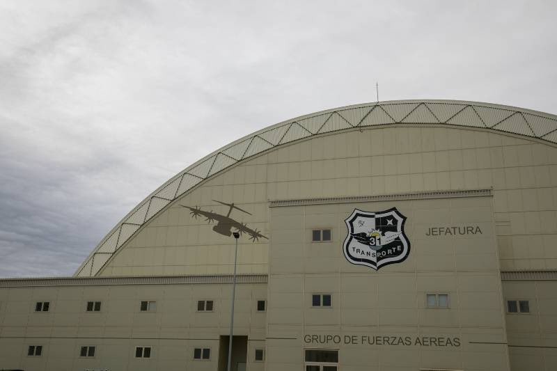 EjercitoAire's tweet image. 10)Transporte lo deja muy claro. El #Ala31 con rotundidad... “LO QUE SEA, DONDE SEA Y CUANDO SEA”. Misiones de todo tipo a cualquier lugar. El #Ala37 exhibe orgullosa su absoluta disponibilidad. Su 371 Escuadrón sentencia “DONDE ESTÉN Y COMO ESTÉN”.