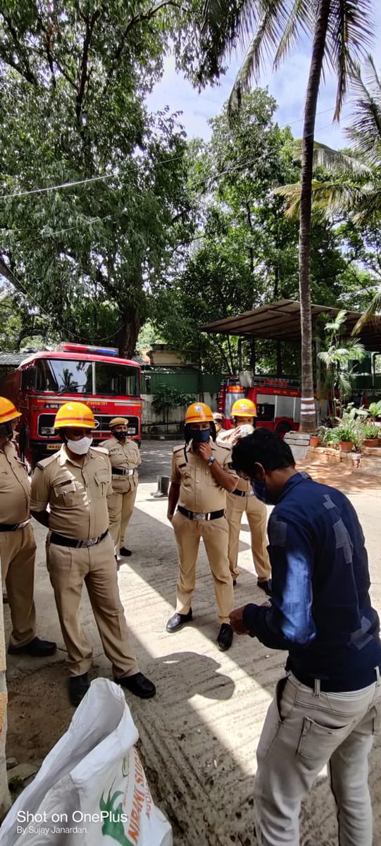 brosonwheels's tweet photo. #nammasalute Highlights
.
Met and thanked 2000+ cops from @blrcitypolice & @blrcitytraffic today with a smile, salute and a tender coconut
.
Glimpses from our time spent at Ashok Nagar Fire Station. It was surreal meeting our heroes...🥰🥰🥰 https://t.co/gbPA4vqsdo